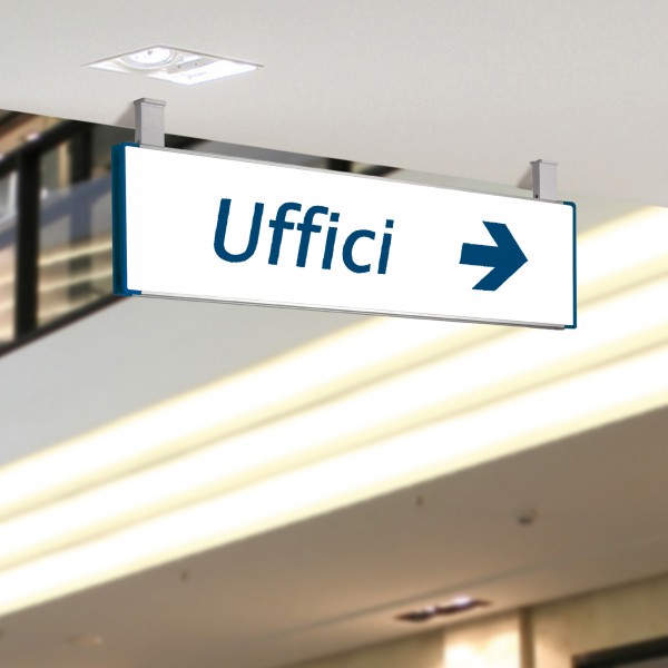 Cartello modulare intercambiabile con sistema a soffitto bifacciale Cartello modulare intercambiabile con sistema a soffitto bifacciale