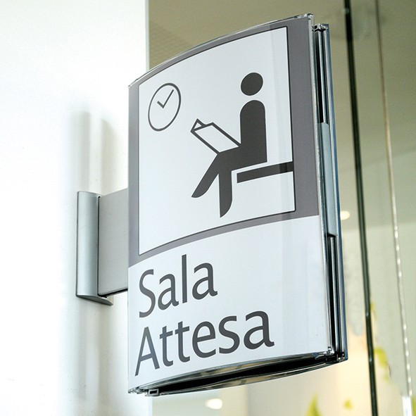 segnaletica bifacciale a bandiera 