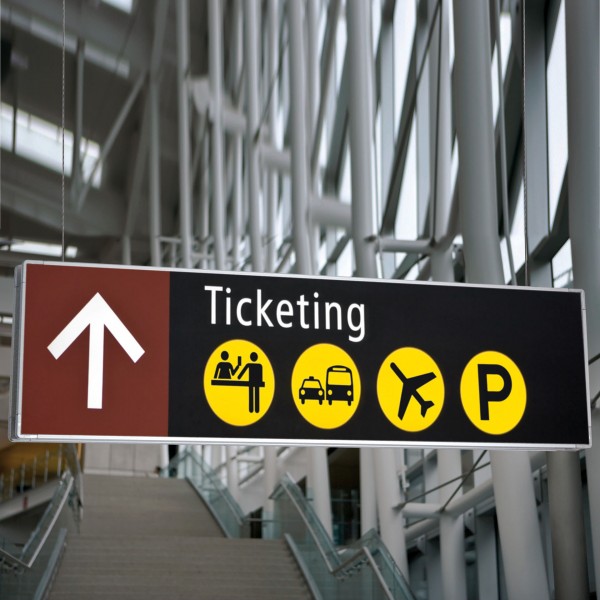 Cartello modulare intercambiabile con sistema a soffitto Cartello modulare intercambiabile con sistema a soffitto