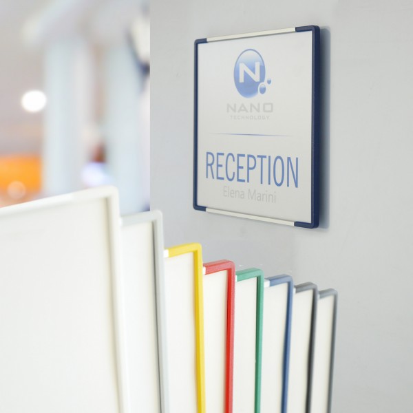 Cartello modulare intercambiabile a parete Cartello modulare intercambiabile a parete